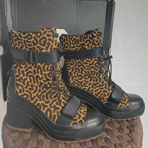 Converse Chuck Taylor boots size 8